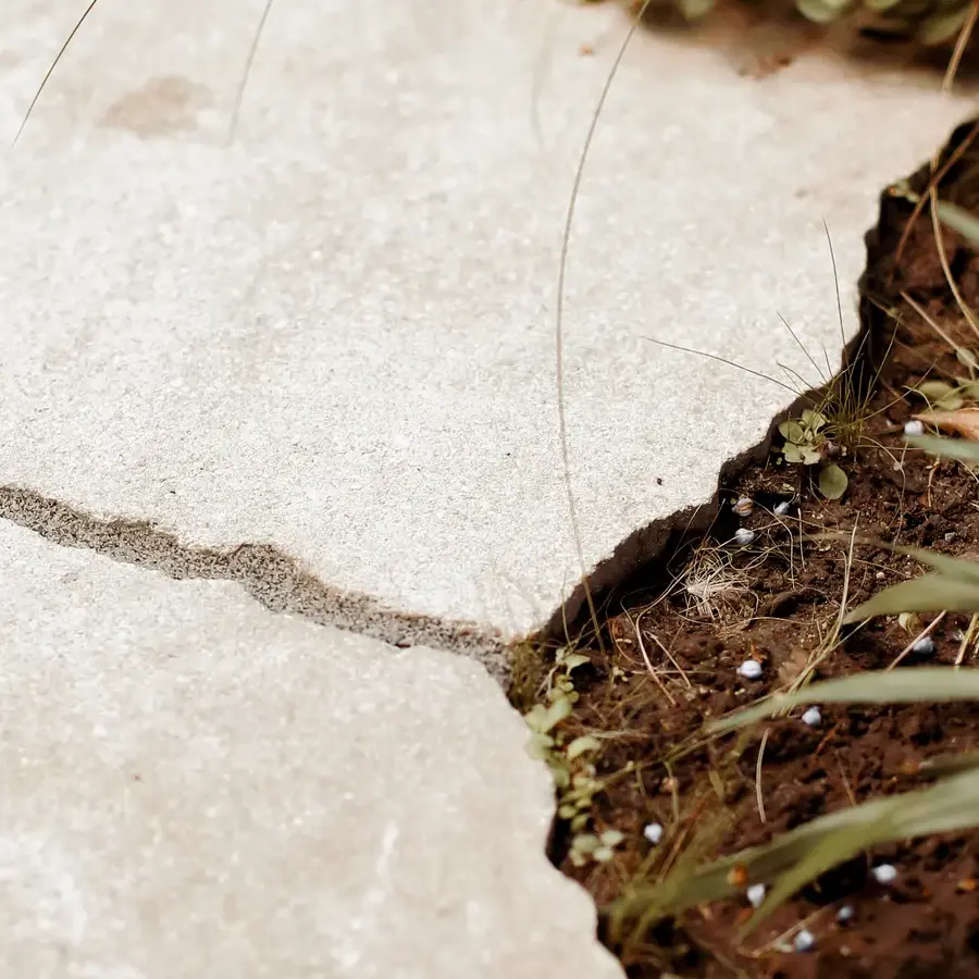 Mediterrane achtertuin met bioclimatische pergola en ligbedden