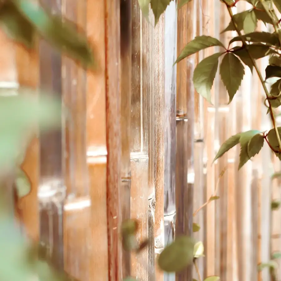 Mediterrane achtertuin met bioclimatische pergola en ligbedden