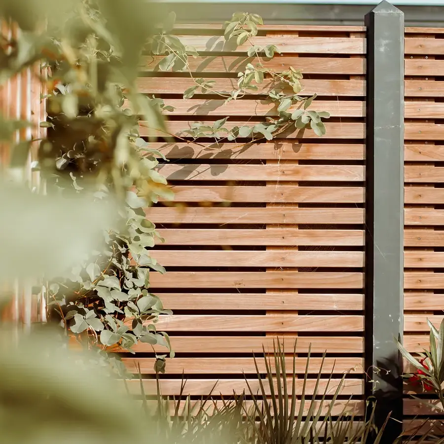 Mediterrane achtertuin met bioclimatische pergola en ligbedden