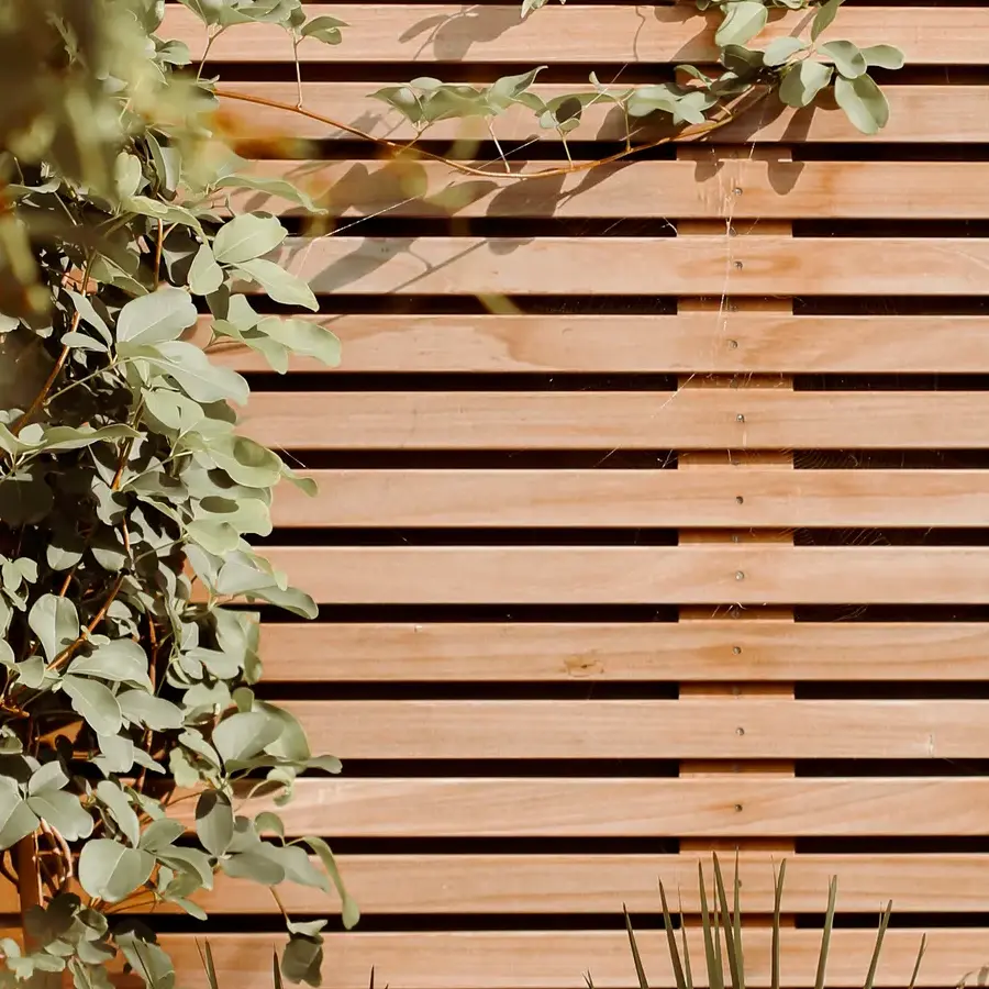 Mediterrane achtertuin met bioclimatische pergola en ligbedden
