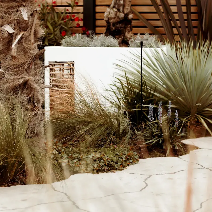 Mediterrane achtertuin met bioclimatische pergola en ligbedden