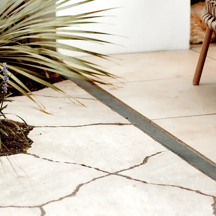 Mediterrane achtertuin met bioclimatische pergola en ligbedden