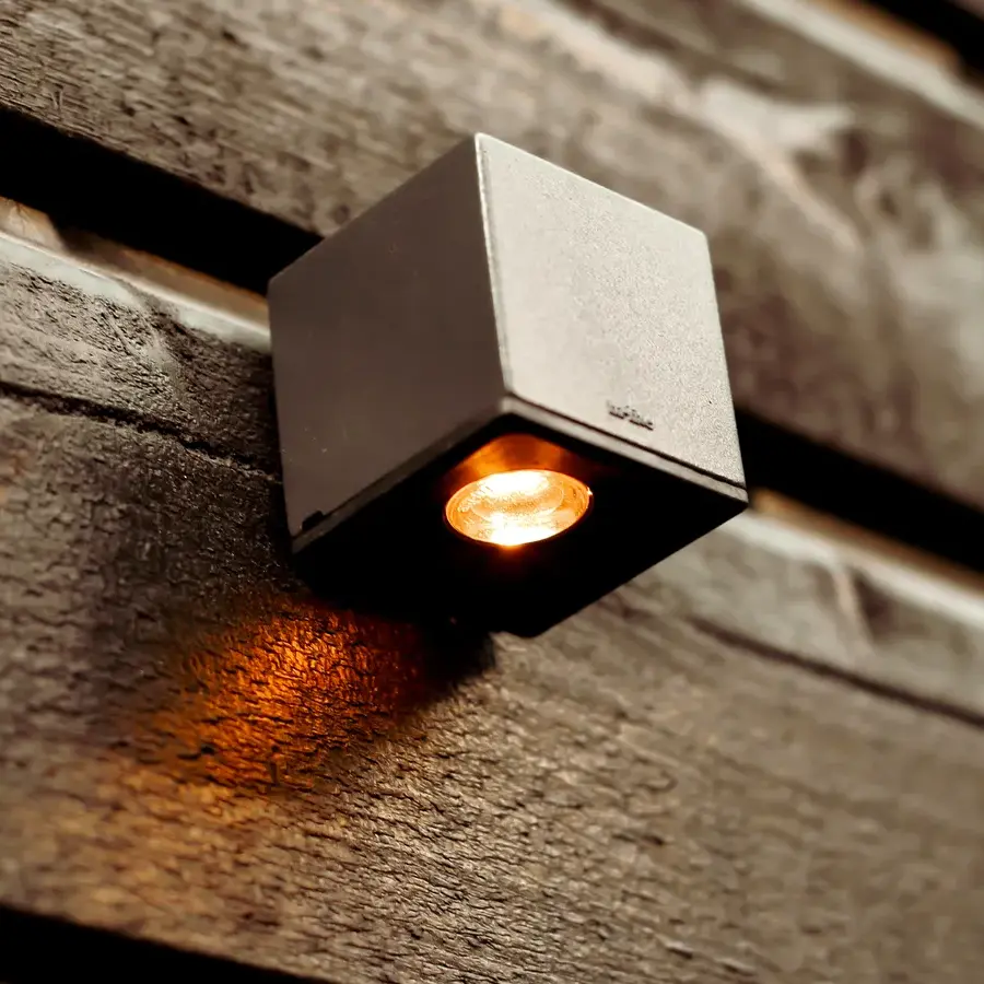 Mediterrane achtertuin met bioclimatische pergola en ligbedden