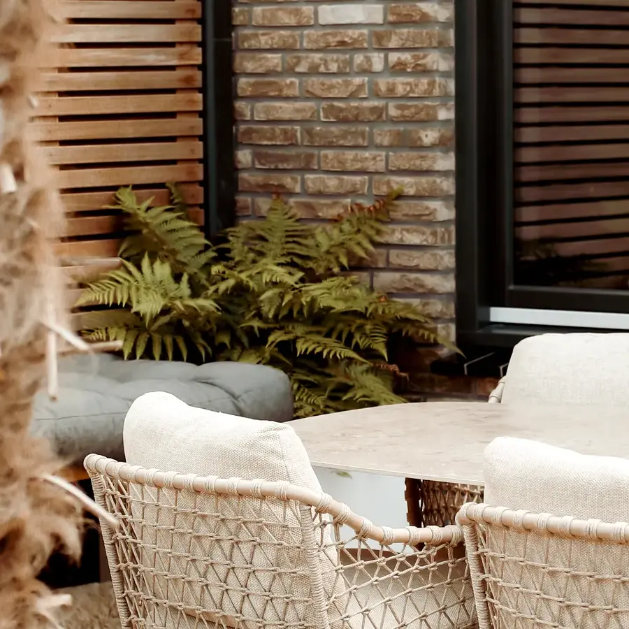 Mediterrane achtertuin met bioclimatische pergola en ligbedden