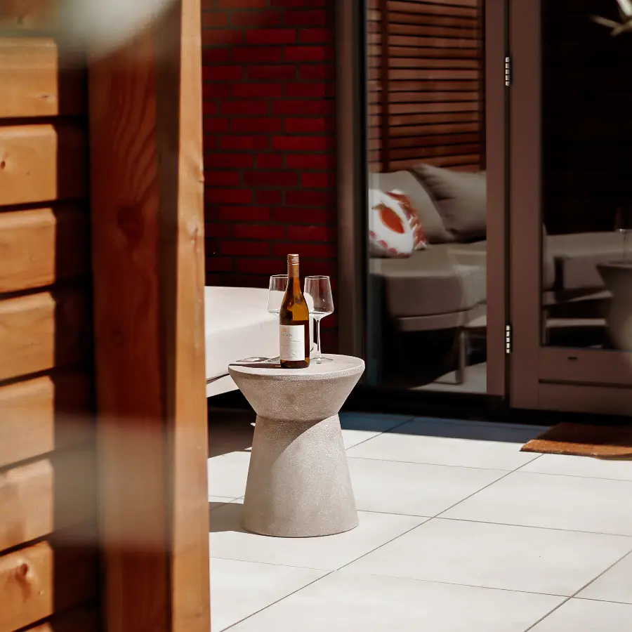 Compacte stadstuin met houten tuinhuis, pergola en mediterrane planten