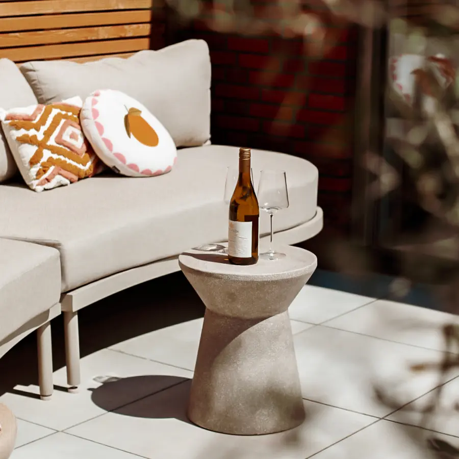 Compacte stadstuin met houten tuinhuis, pergola en mediterrane planten