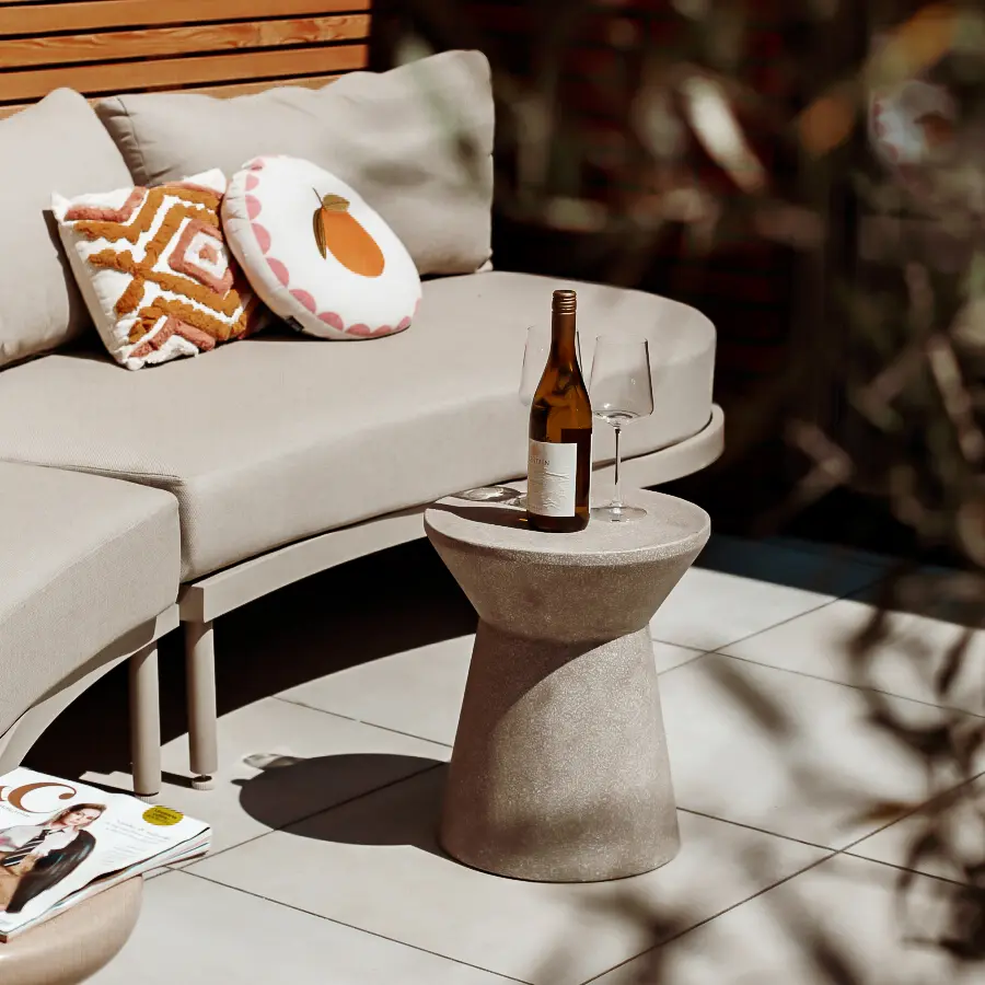 Compacte stadstuin met houten tuinhuis, pergola en mediterrane planten