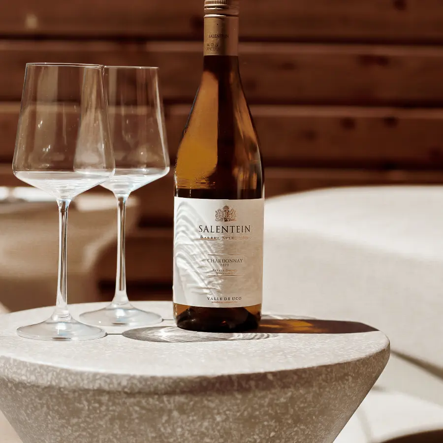 Compacte stadstuin met houten tuinhuis, pergola en mediterrane planten