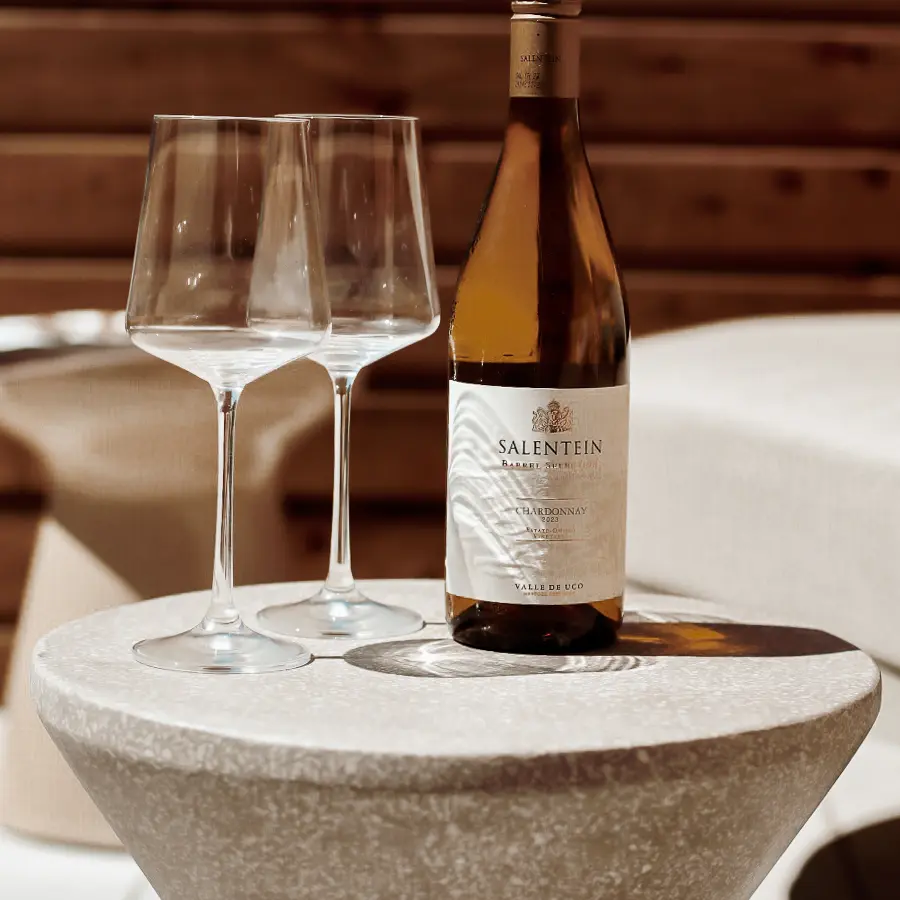 Compacte stadstuin met houten tuinhuis, pergola en mediterrane planten