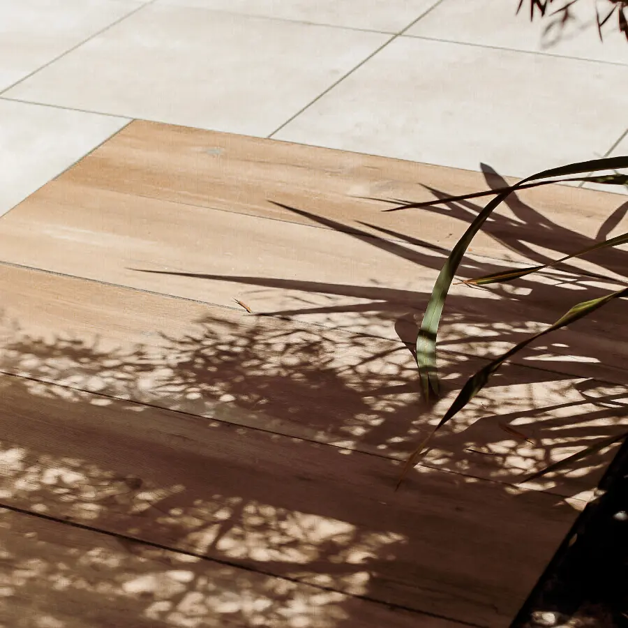 Compacte stadstuin met houten tuinhuis, pergola en mediterrane planten