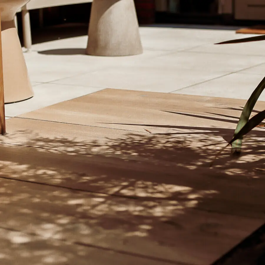 Compacte stadstuin met houten tuinhuis, pergola en mediterrane planten