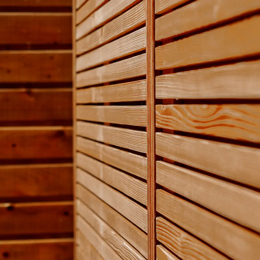 Compacte stadstuin met houten tuinhuis, pergola en mediterrane planten