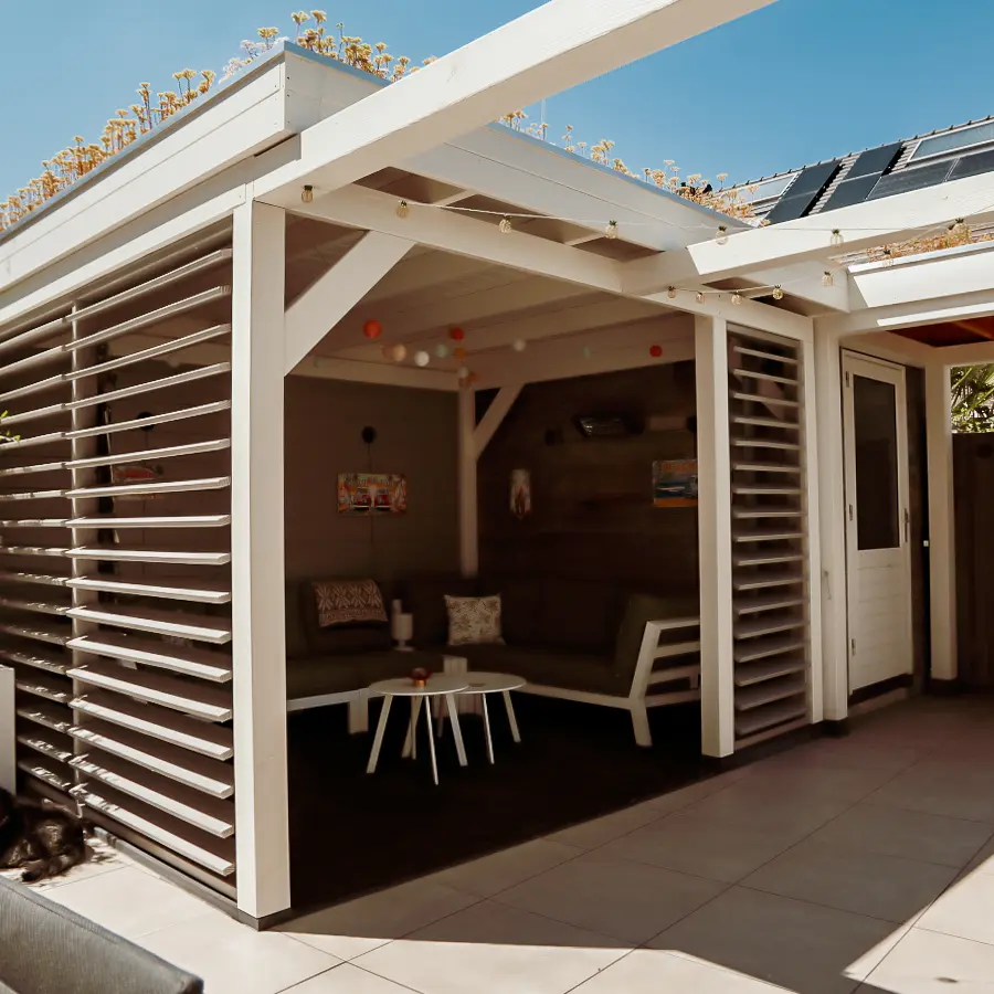 Moderne stadstuin met overdekte lounge en mediterrane beplanting