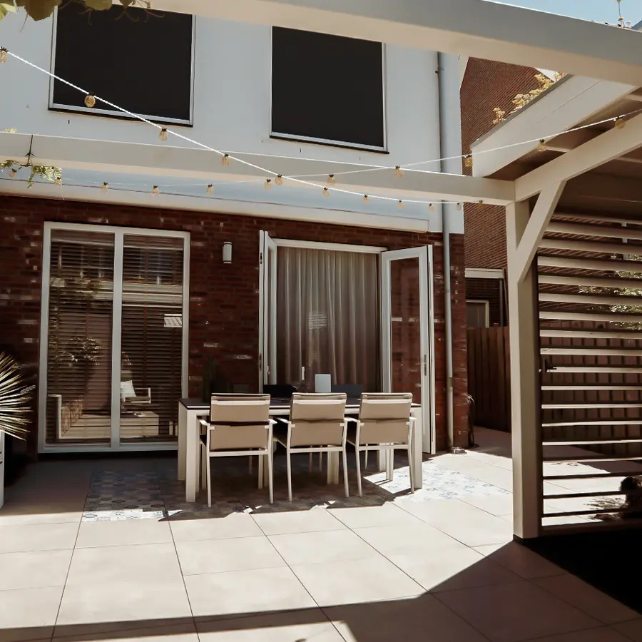 Moderne stadstuin met overdekte lounge en mediterrane beplanting