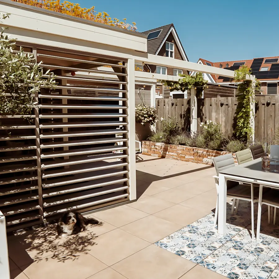Moderne stadstuin met overdekte lounge en mediterrane beplanting
