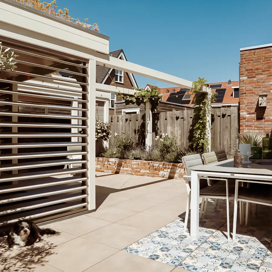 Moderne stadstuin met overdekte lounge en mediterrane beplanting