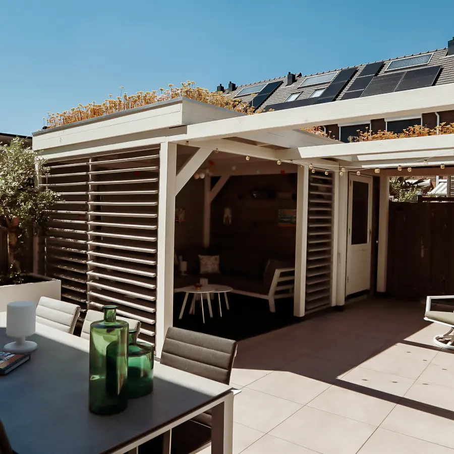 Moderne stadstuin met overdekte lounge en mediterrane beplanting