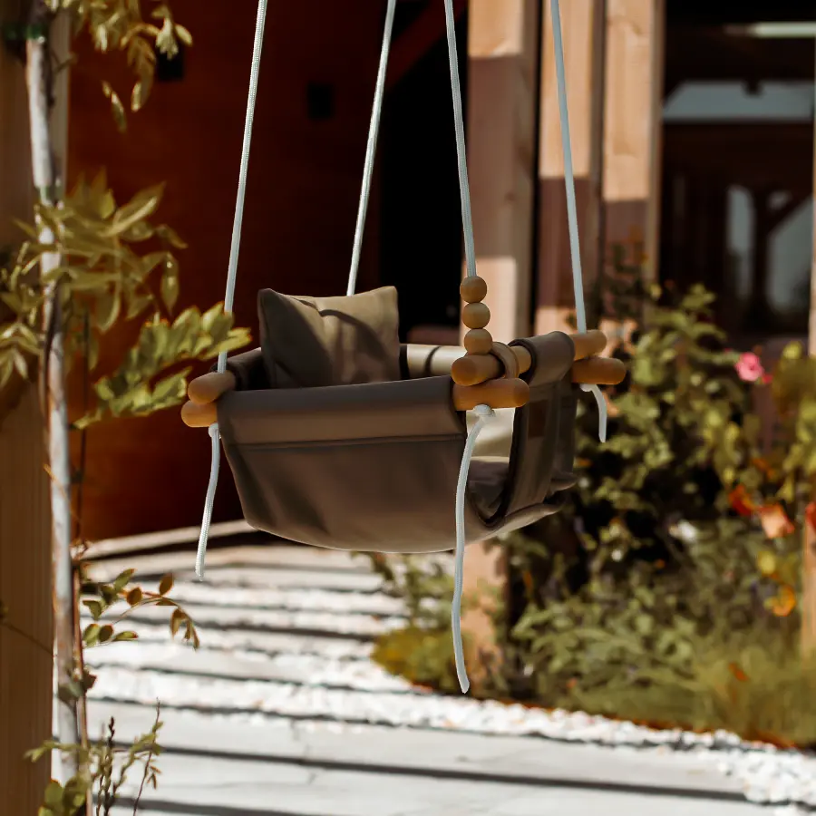 Modern landelijke tuin met Douglas overkapping en ruim gazon