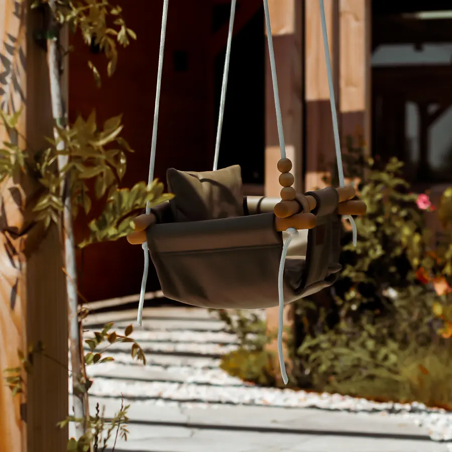 Modern landelijke tuin met Douglas overkapping en ruim gazon