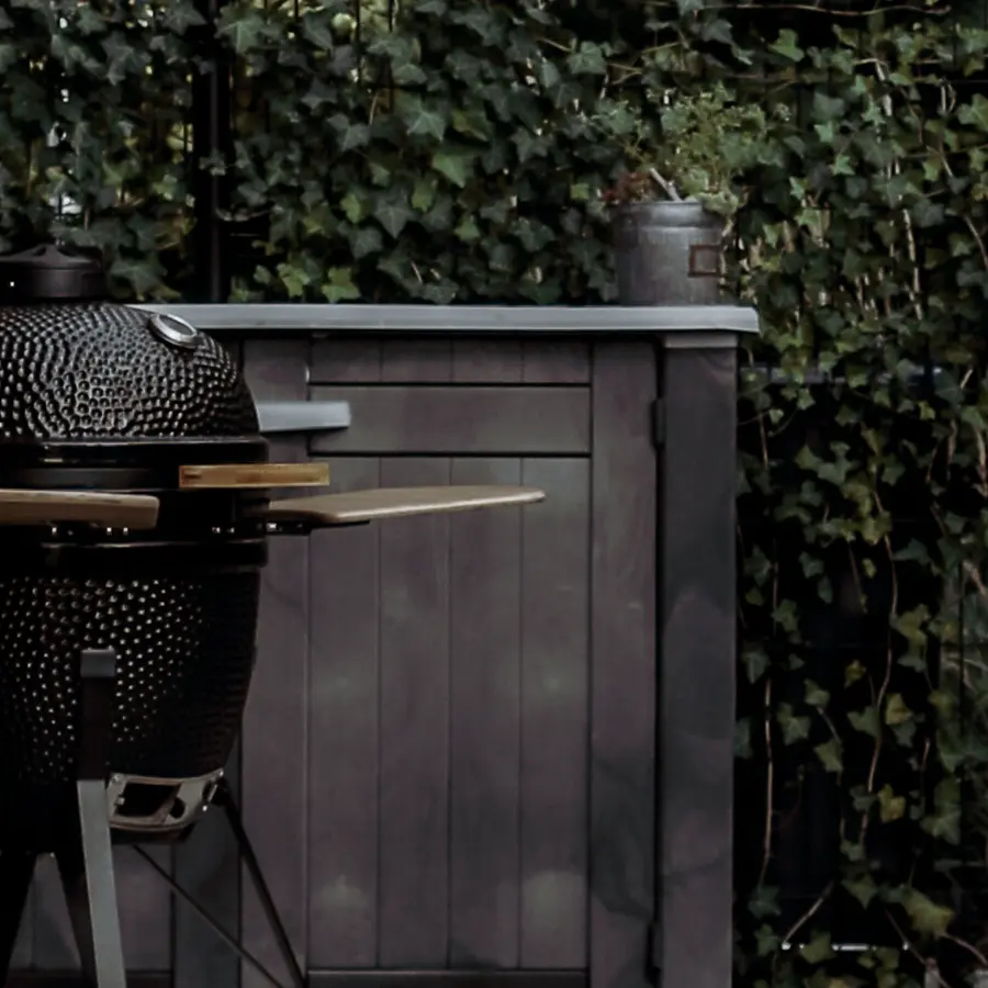 Strakke tuin met sfeervolle houten poortconstructie en buitenkeuken