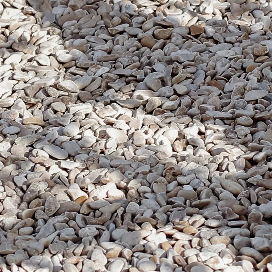 Strakke tuin met sfeervolle houten poortconstructie en buitenkeuken