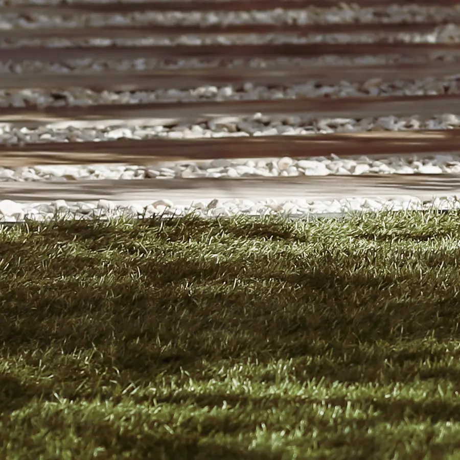 Strakke tuin met sfeervolle houten poortconstructie en buitenkeuken