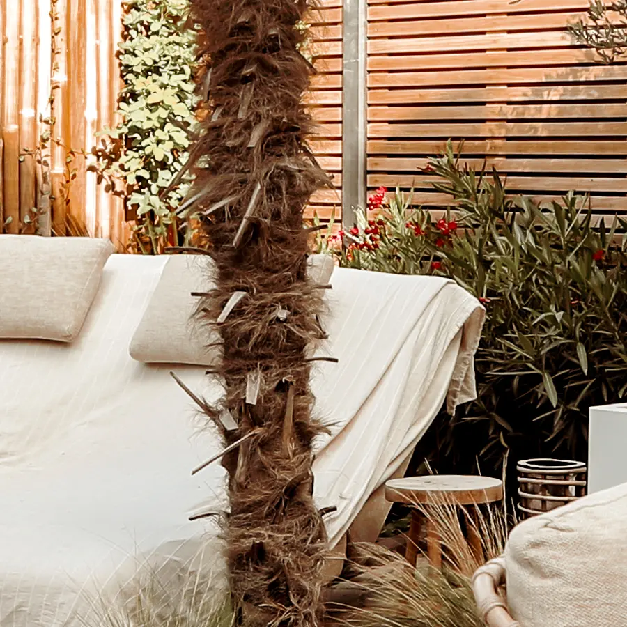 Mediterrane achtertuin met bioclimatische pergola en ligbedden