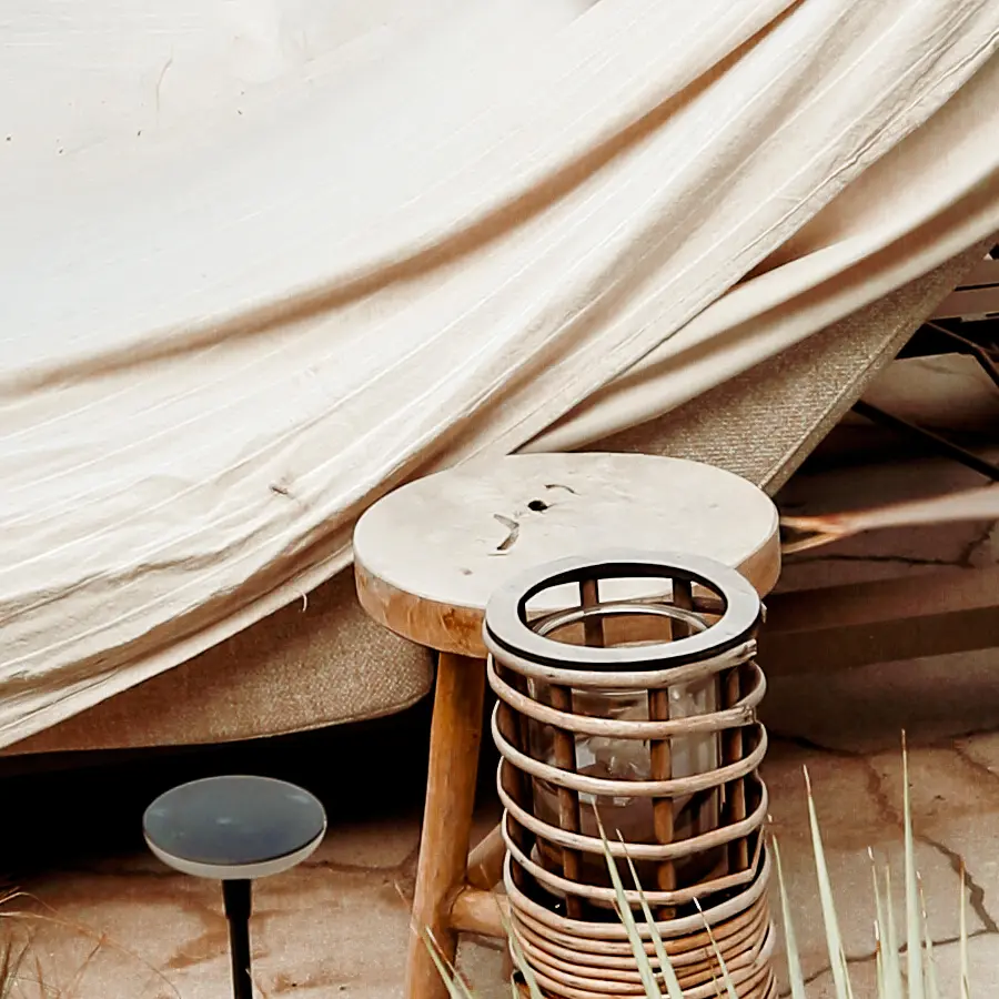 Mediterrane achtertuin met bioclimatische pergola en ligbedden