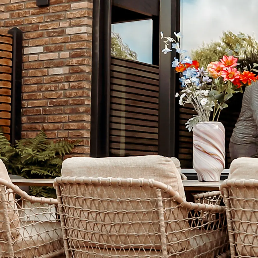 Mediterrane achtertuin met bioclimatische pergola en ligbedden