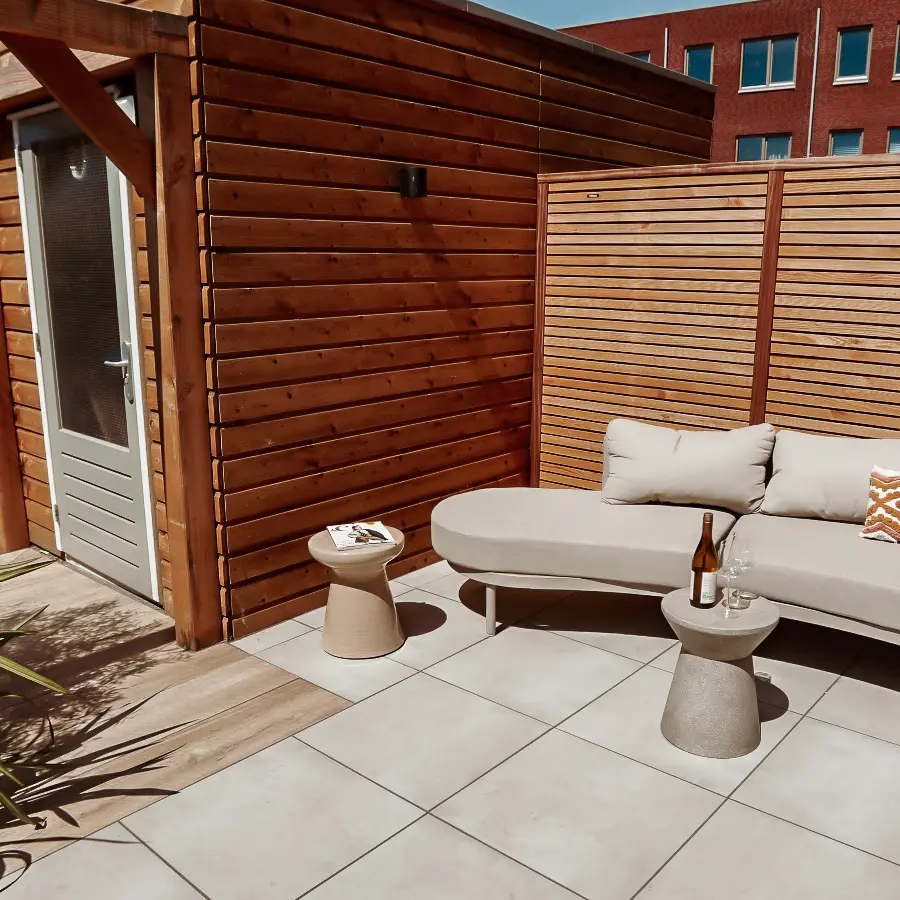 Compacte stadstuin met houten tuinhuis, pergola en mediterrane planten