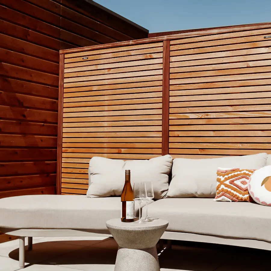 Compacte stadstuin met houten tuinhuis, pergola en mediterrane planten