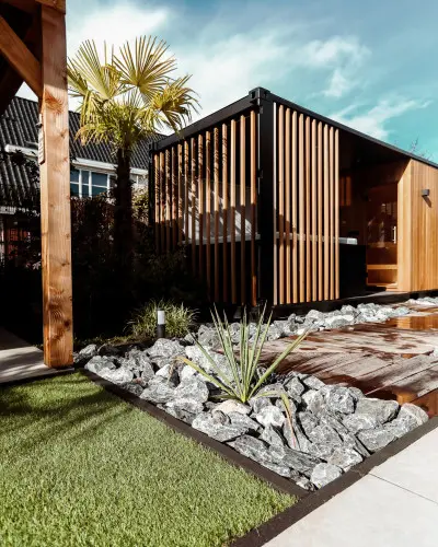 Grote tuin met overkapping, wellness en prachtig vlonderpad