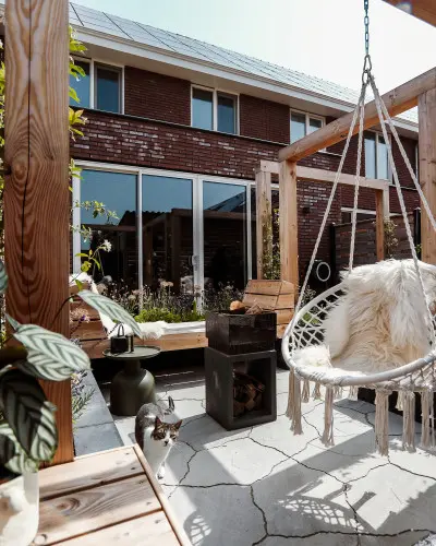 Compacte tuin met veel gezellige zitjes en veel groen