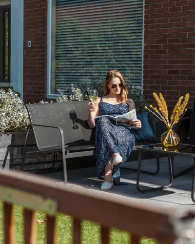 Voortuin met zitje, kunstgras en verlicht tuinpad