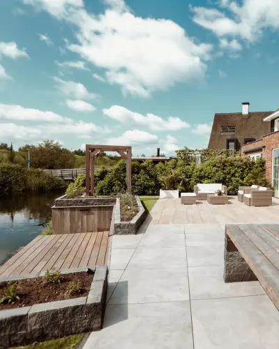 Tuin met buitenkeuken en vlonderterras aan het water