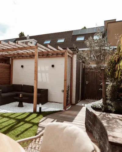 Strakke stadstuin met pergola voor natuurlijke beschutting