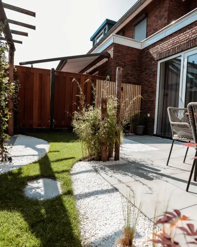 Kom tot rust in deze strakke achtertuin met rustieke pergola