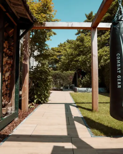 Kindvriendelijk ingerichte tuin met schommel, bokszak en trampoline