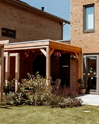 Modern landelijke tuin met Douglas overkapping en ruim gazon