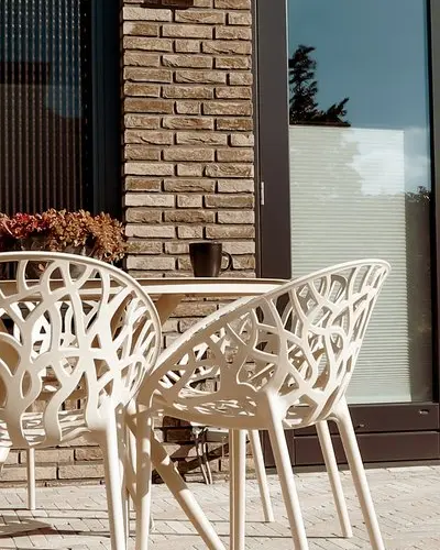 Strakke tuin met sfeervolle houten poortconstructie en buitenkeuken