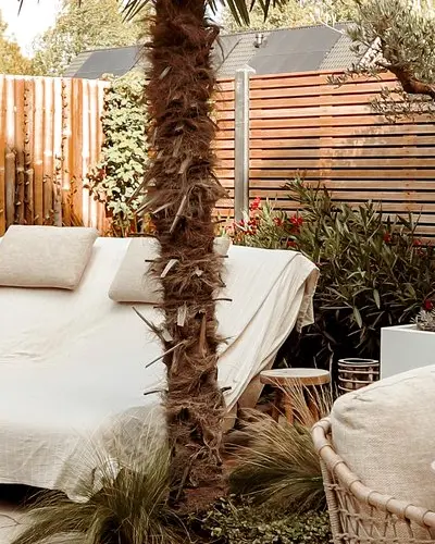 Mediterrane achtertuin met bioclimatische pergola en ligbedden