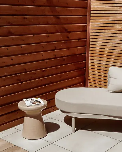 Compacte stadstuin met houten tuinhuis, pergola en mediterrane planten