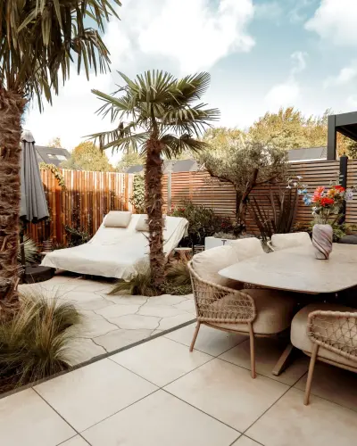 Mediterrane achtertuin met bioclimatische pergola en ligbedden