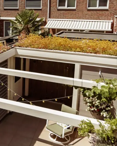 Moderne stadstuin met overdekte lounge en mediterrane beplanting