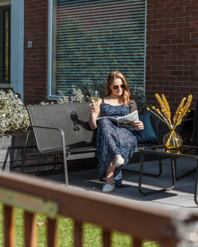 Voortuin met zitje, kunstgras en verlicht tuinpad