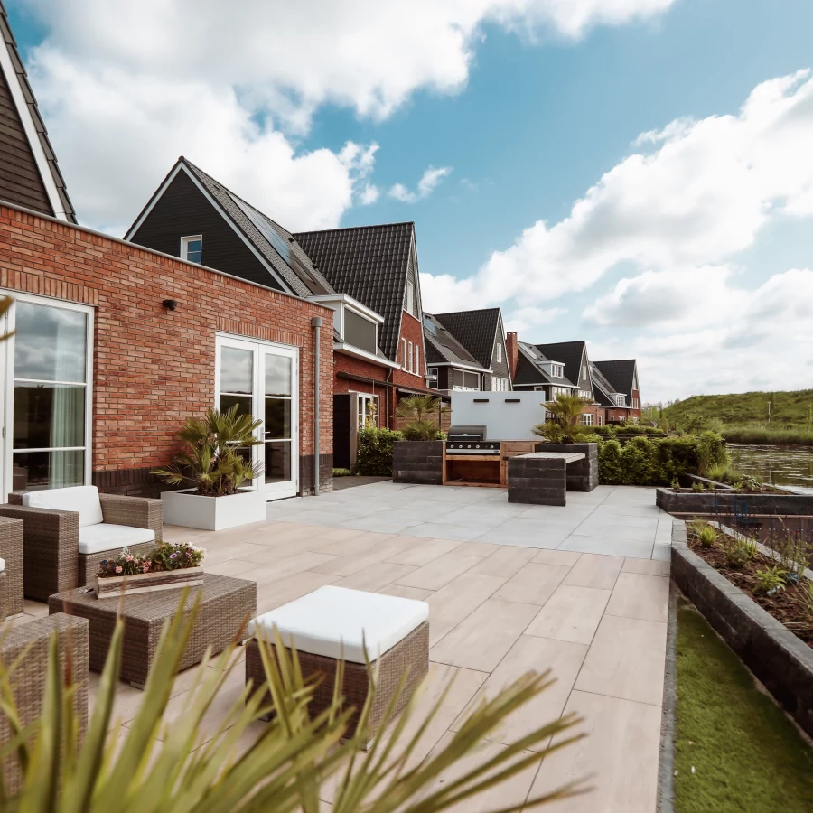 Tuin met buitenkeuken en vlonderterras aan het water