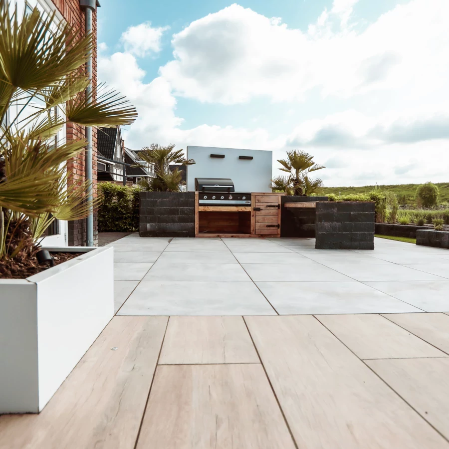 Tuin met buitenkeuken en vlonderterras aan het water