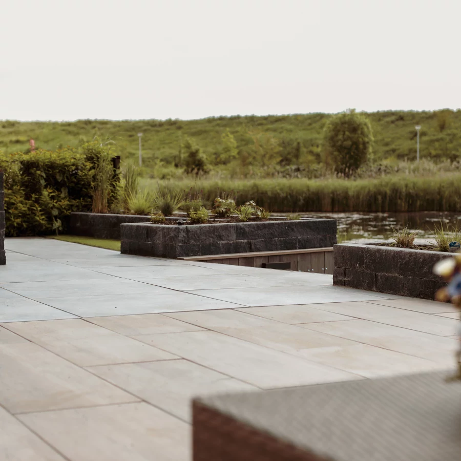 Tuin met buitenkeuken en vlonderterras aan het water