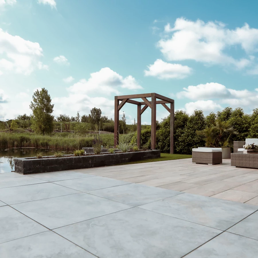 Tuin met buitenkeuken en vlonderterras aan het water