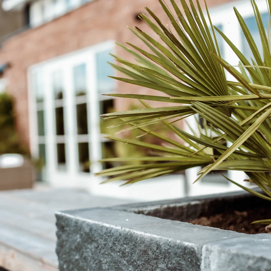 Tuin met buitenkeuken en vlonderterras aan het water